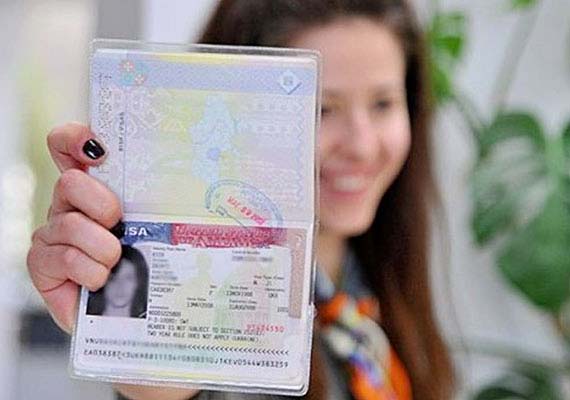 Основные параметры, по которым устанавливают требования к  фото для документов, это: общий размер фотокарточки, размер лица, размер полей, черно-белая или цветная фотография, на матовой бумаге или на глянцевой, цвет фона.
